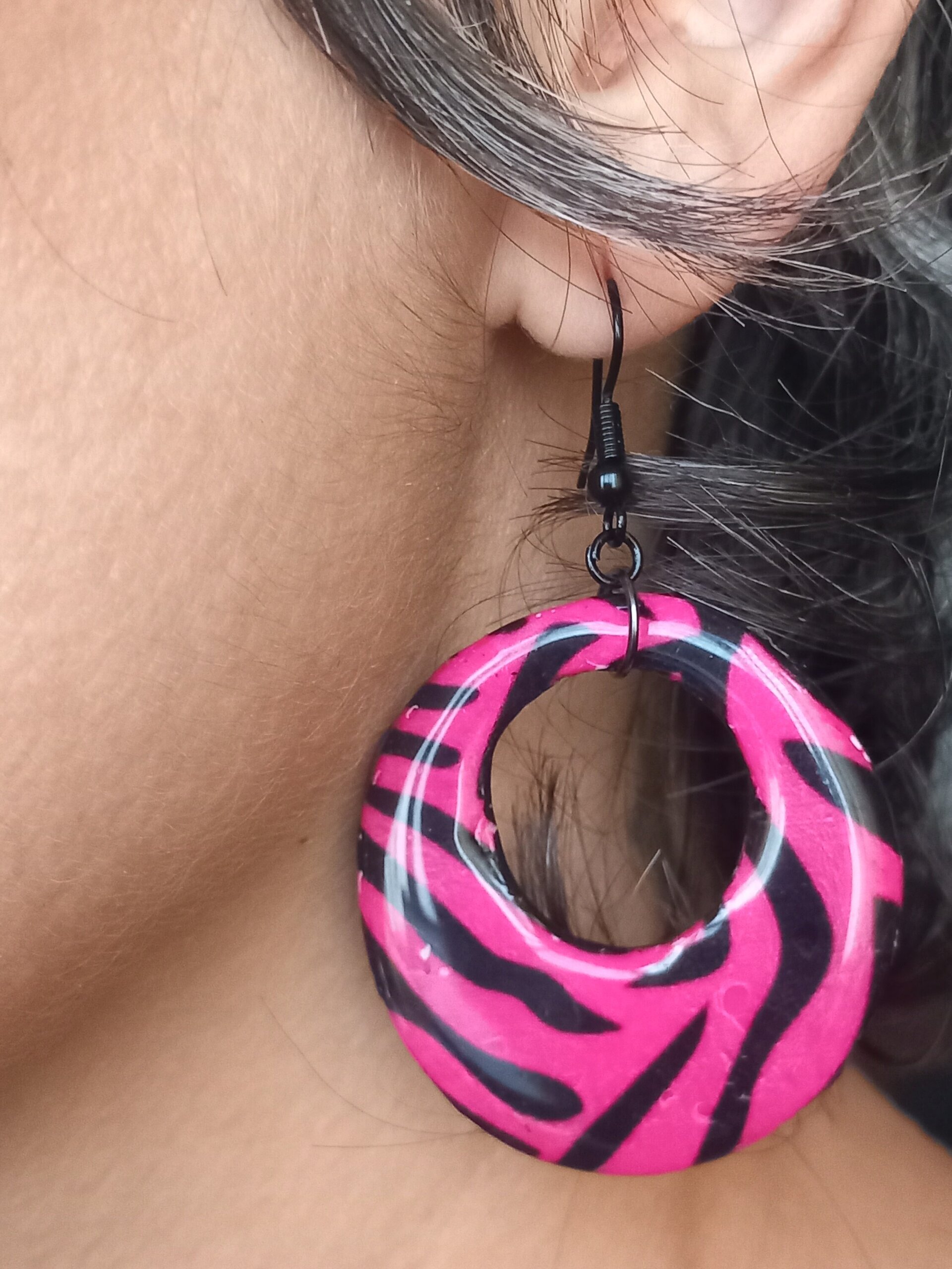 Arete hueco cebra fucsia - 2